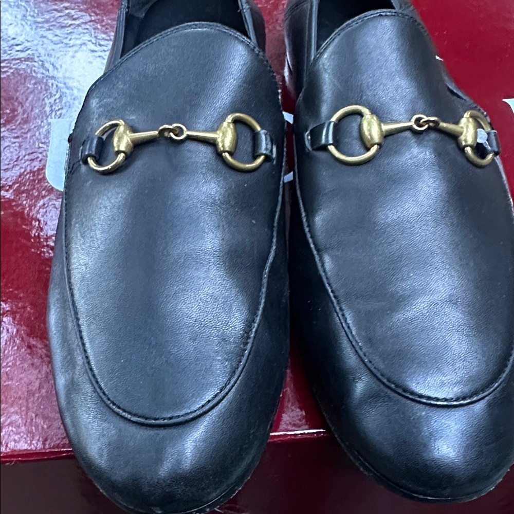 Gucci Brixton Black Leather Loafers with Gold Detailing - Picture 4 of 10